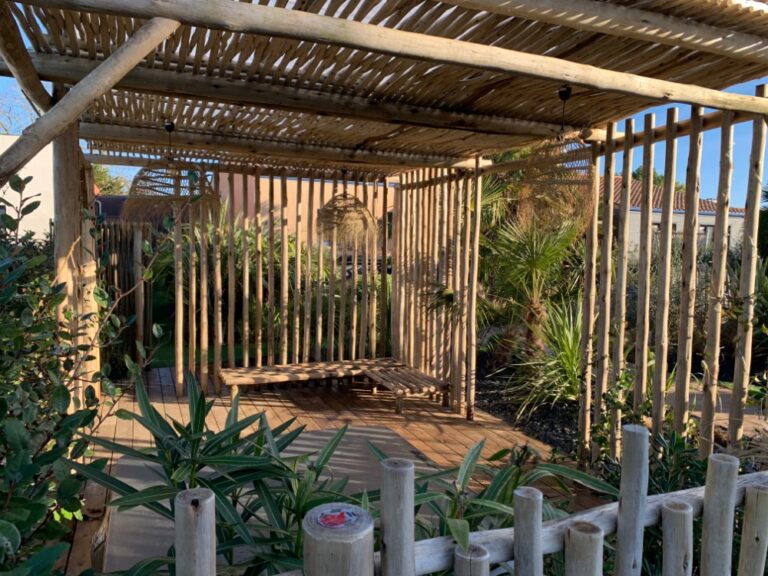 Pergola en eucalyptus Nosy Bé avec couverture en bois serré