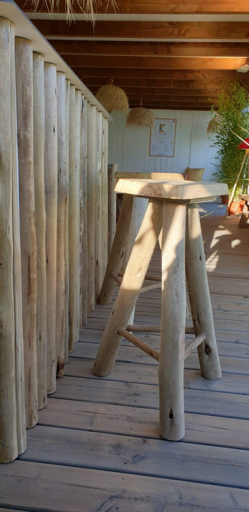 Tabouret haut, banc et fauteuil