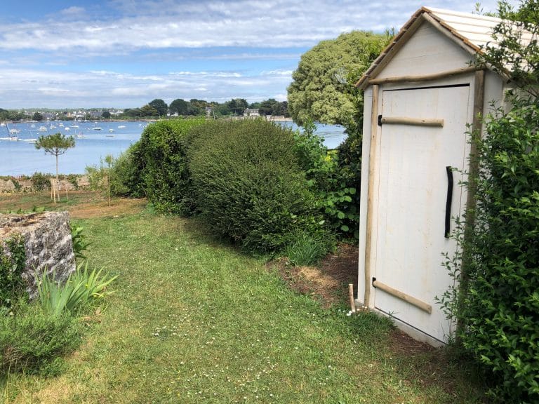 La cabine de plage en bois, symbole de nos plages françaises depuis plus d'un siècle, est devenu un mobilier phare du jardin.