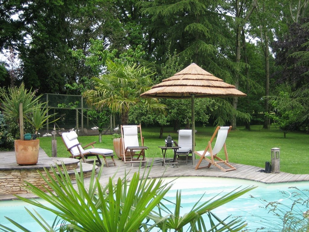 Parasol-en-bois-28-m-en-roseau-charrier-bois-piscine