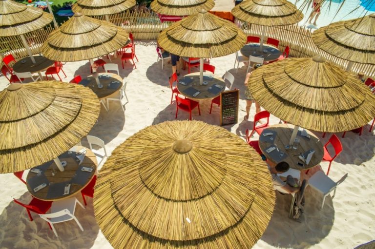 parasol palapa avec tablette