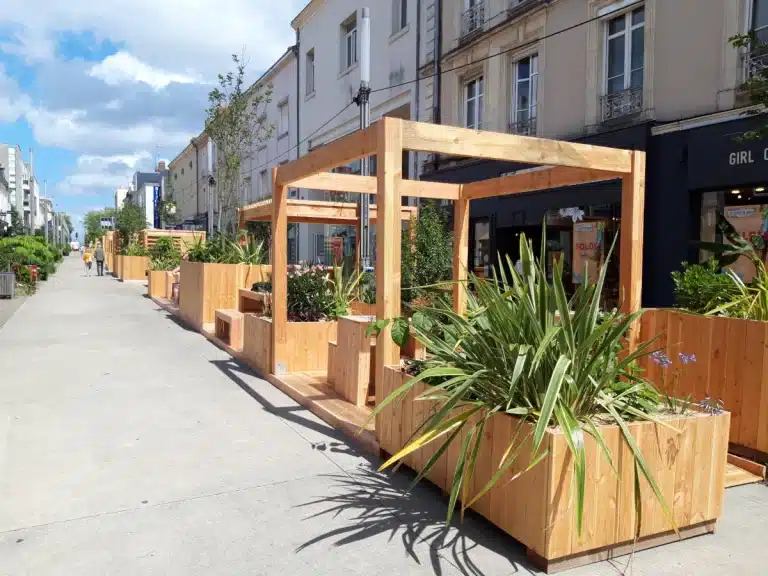 Ensemble urbain avec notre pergola KORNICHE