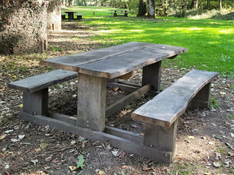 La table Kampagne en chêne massif permet de recevoir confortablement 8 personnes.